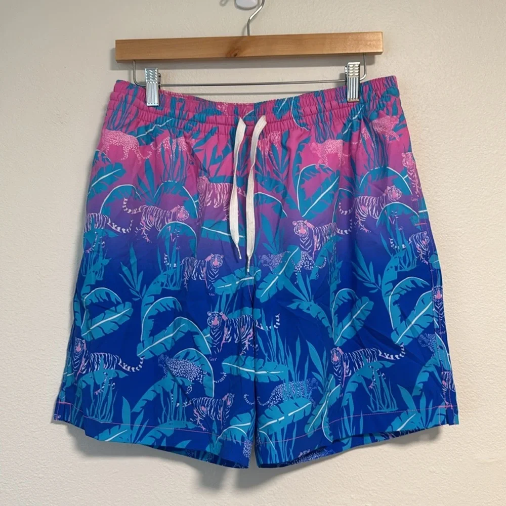 Chubbies The Hydrofoils Classic Swim Trunks in Pink/Blue Jungle 7” Inseam - Picture 2 of 5